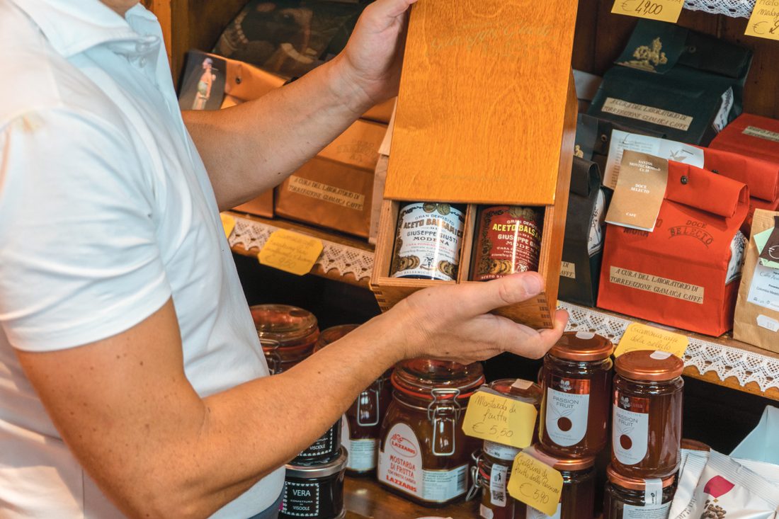 Un membro dello staff Zanini mostra una confezione regalo con aceto balsamico