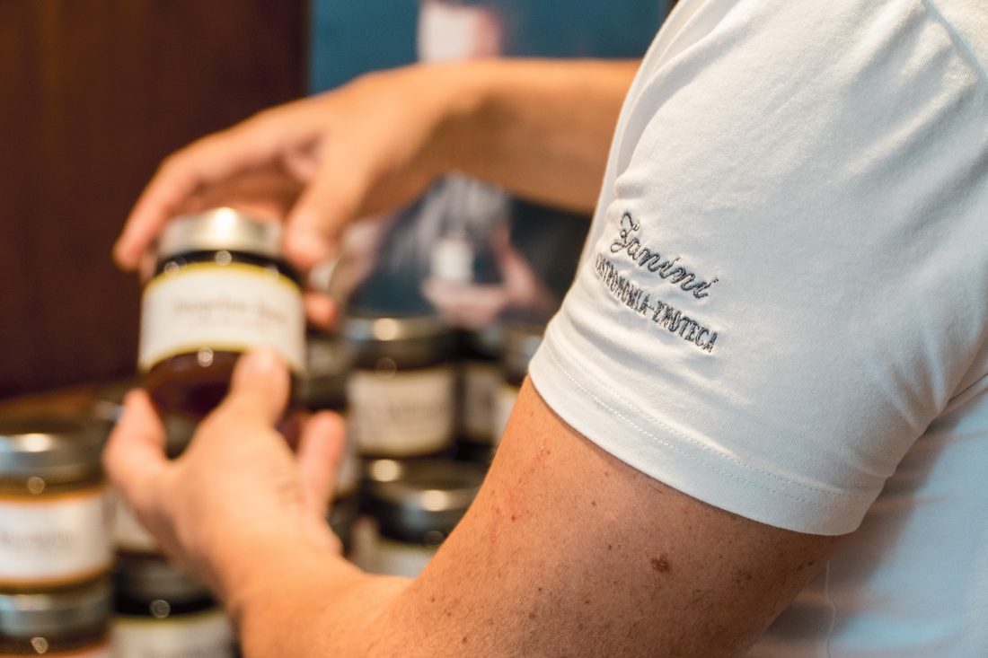 Vasetto di miele scelto a mano in gastronomia
