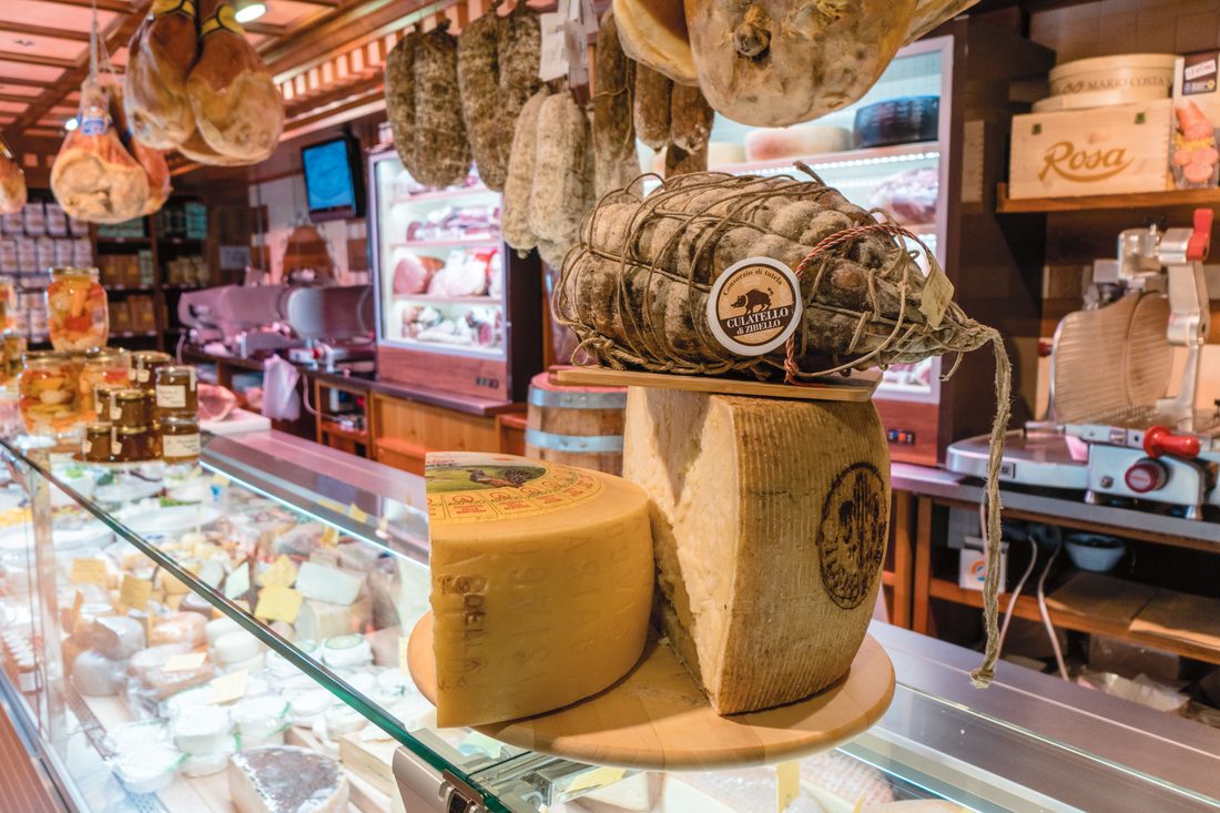 Culatello di Zibello e forma di formaggio stagionato sul banco