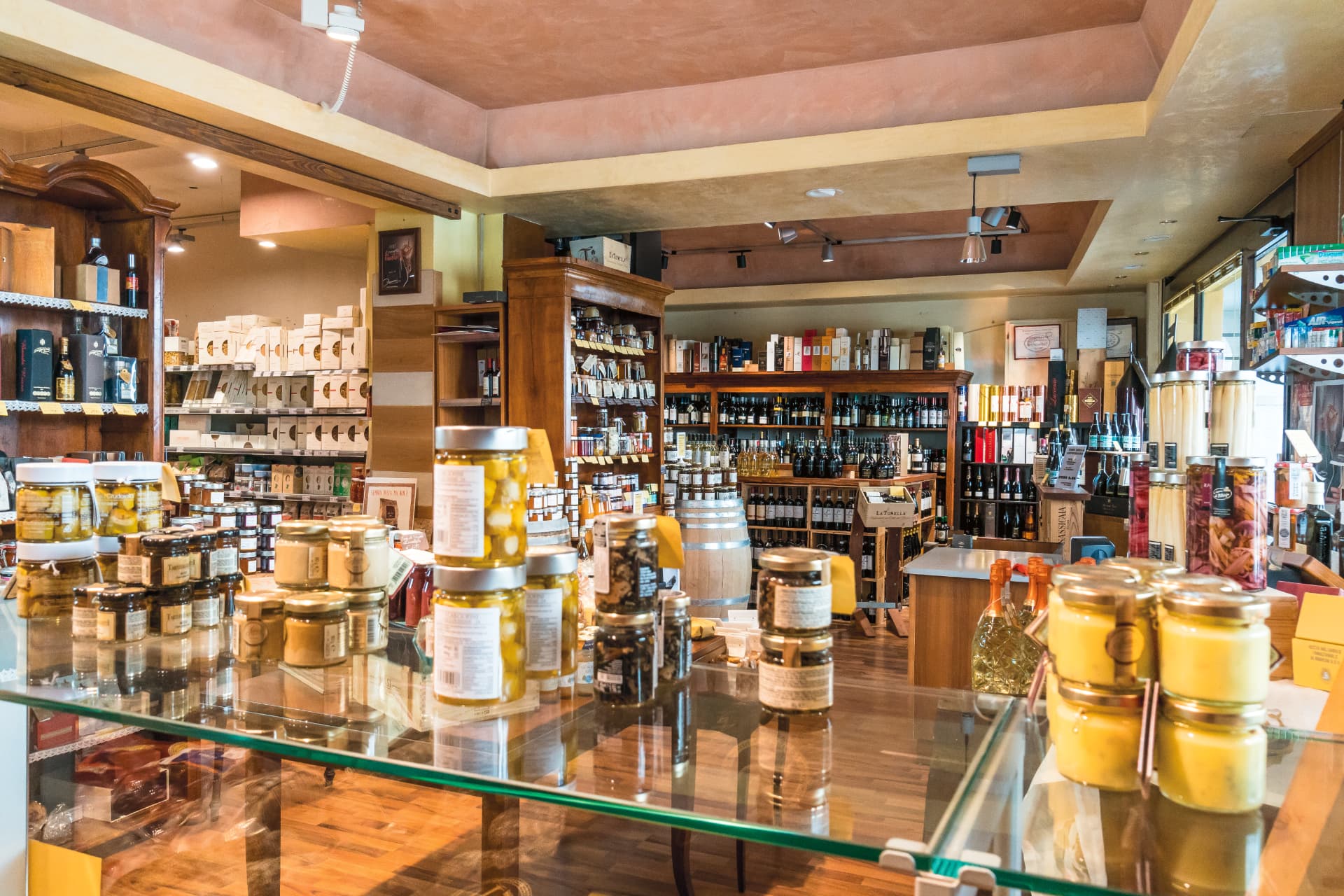 Interno della bottega con conserve, vini e confezioni regalo