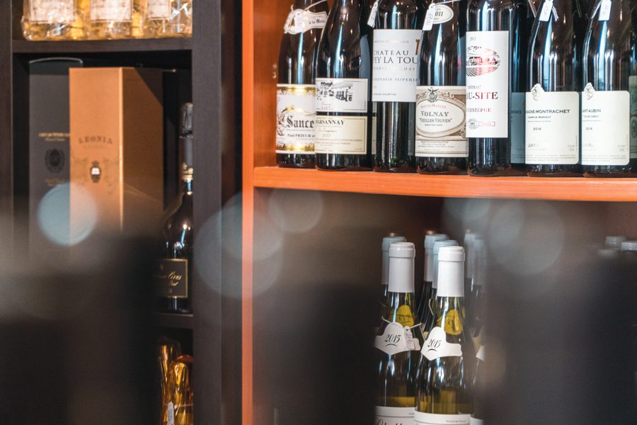 Scaffale dell'enoteca Zanini con bottiglie di vino selezionate